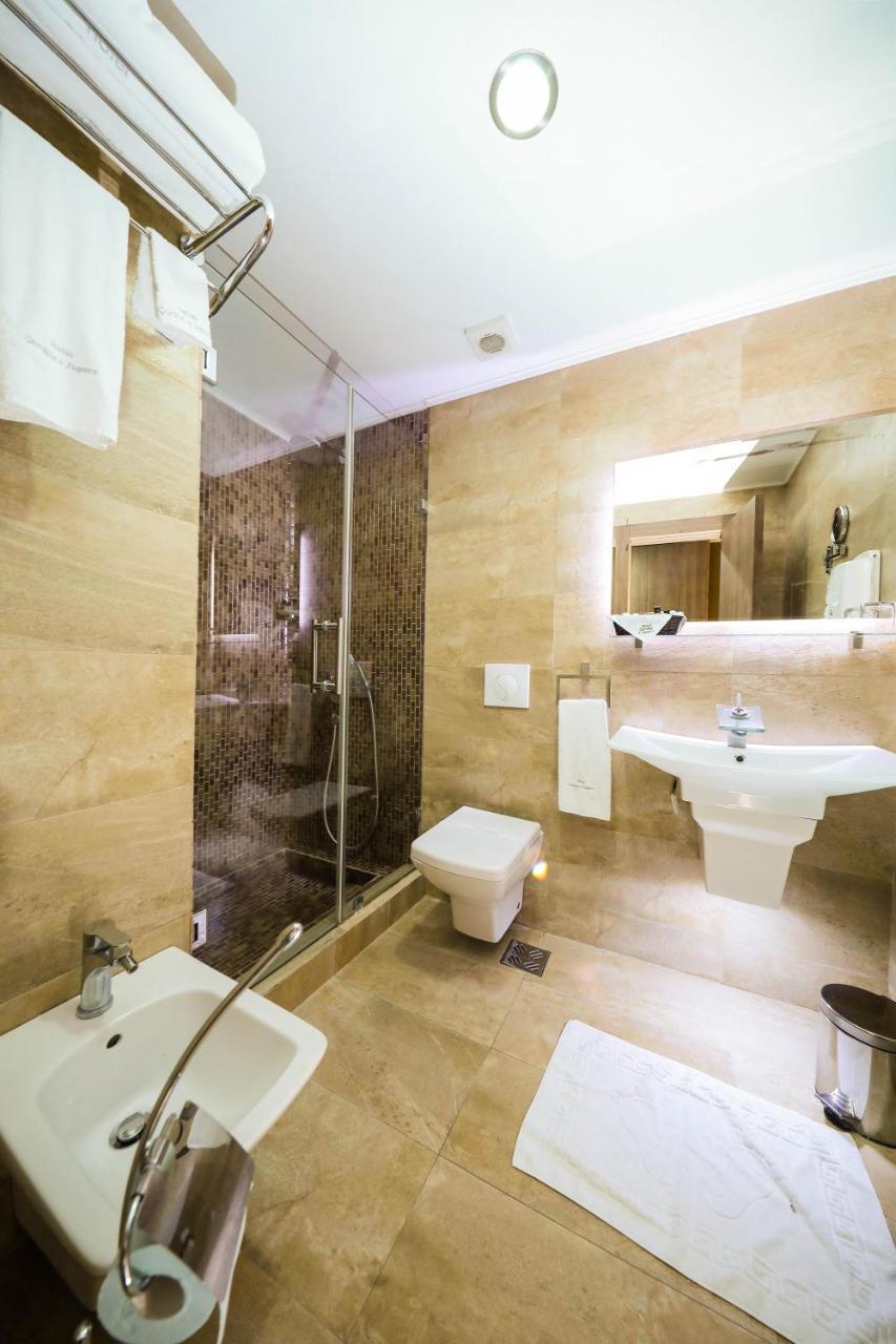 Hotel Carshia E Jupave Gjakova Екстериор снимка